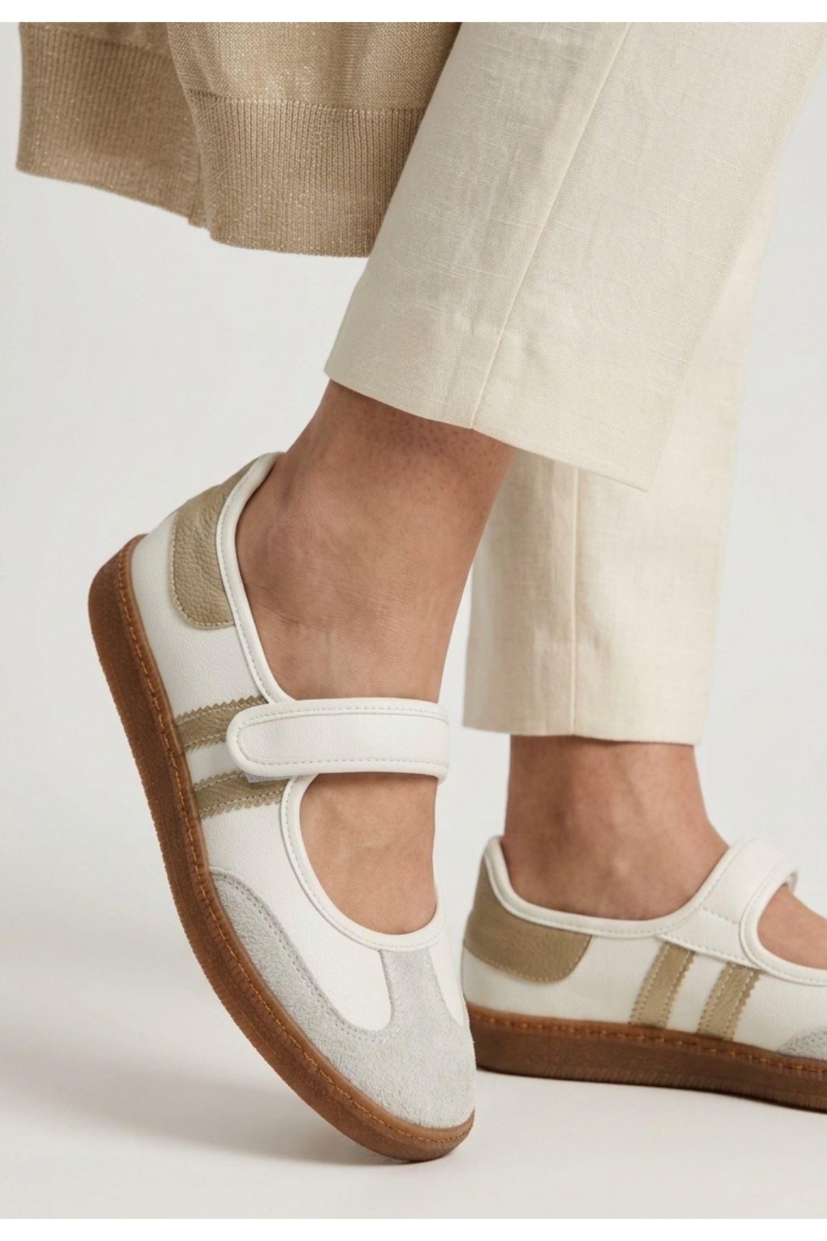 Beyaz Gold Detaylı Mary Jane Babet